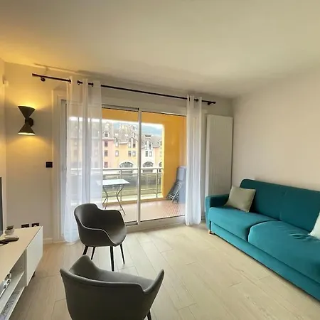Quai Des Cordeliers, Balcon Et Vieille *